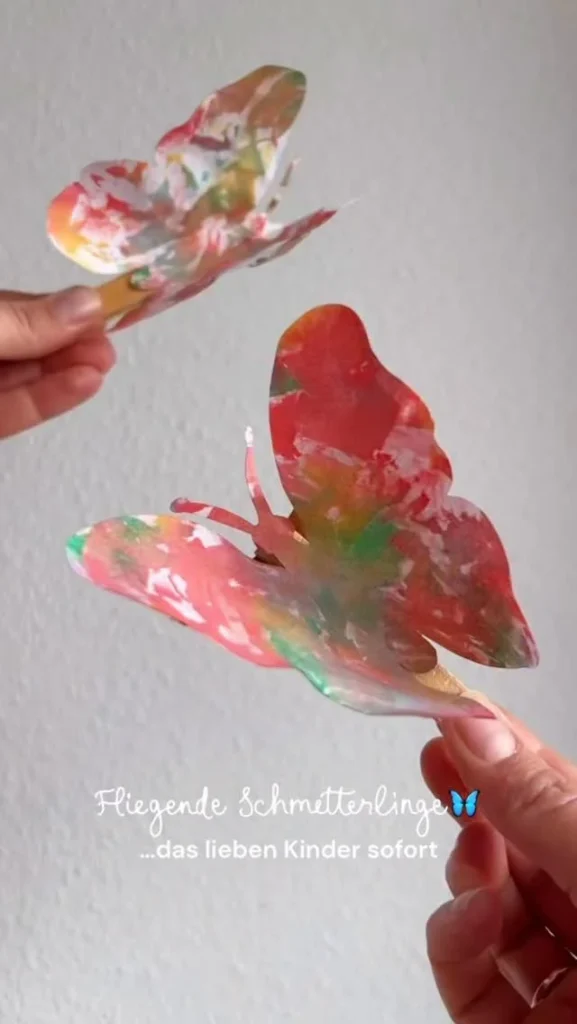 Bunte Schmetterlinge auf blühenden Blumen im Sonnenlicht
