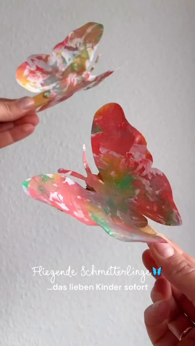 Bunte Schmetterlinge auf blühenden Blumen im Sonnenlicht