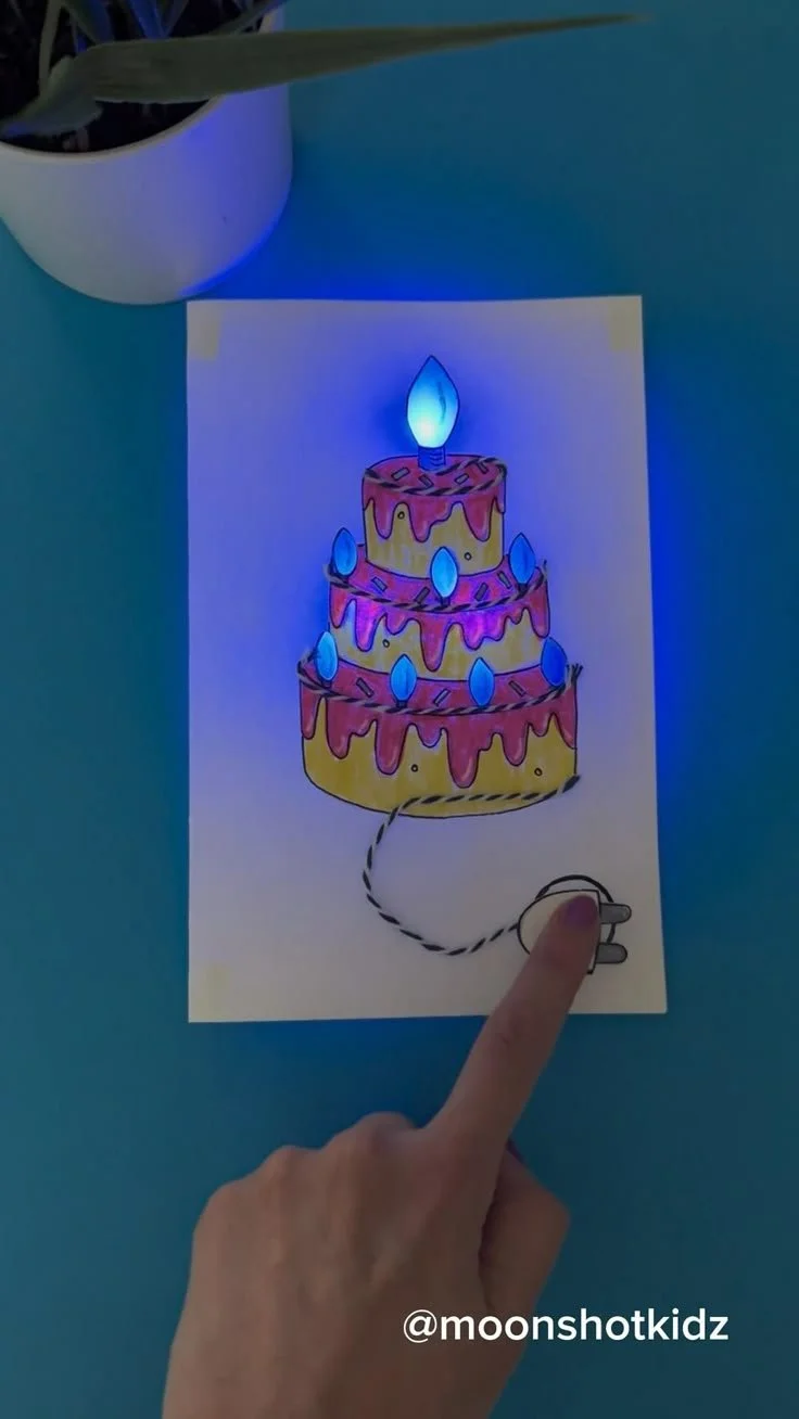 DIY „Geburtstagskuchen“ interaktive Karte. Einfaches und spaßiges Papier-Elektronik-Projekt für Anfänger.
