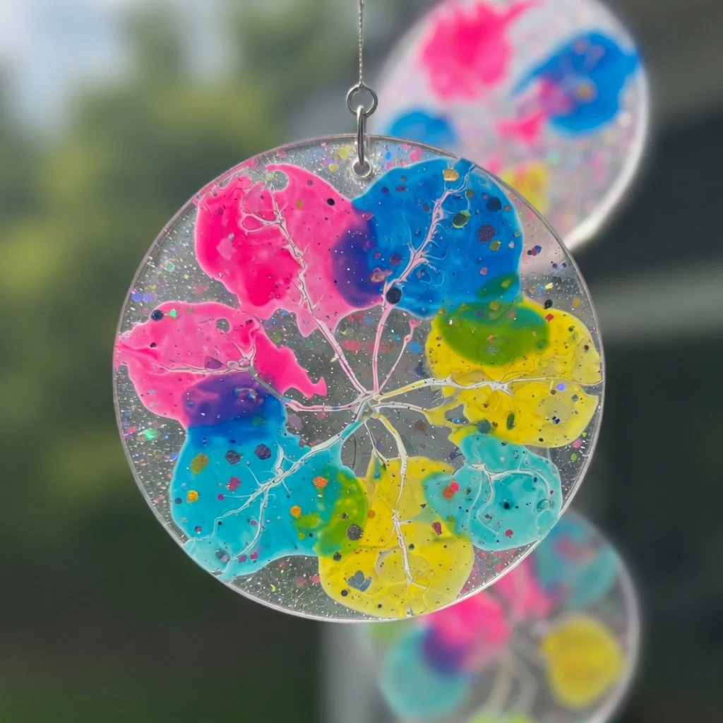 DIY Lava Lamp Sonnenfänger in bunten Farben erleuchtet den Raum.